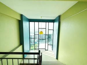 曼谷The Island Resort的客房设有带大窗户的楼梯。