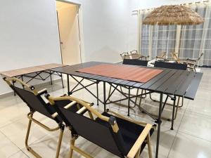 芙蓉Home of Camper 659 in Seremban (16-18Pax)的客房内的餐桌和椅子