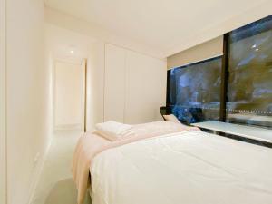 悉尼Pyrmont Town House Homestay的白色的客房设有床和大窗户