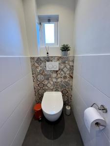 济里克泽De Molen的一间带白色卫生间的浴室和窗户。