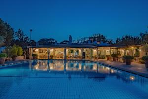 伊斯基亚Botania Relais & Spa - The Leading Hotels of the World的一座大楼里的一个大型游泳池