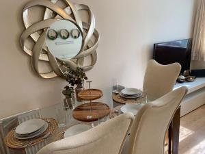 沃特福德Modern Flat的一间带桌椅和镜子的用餐室