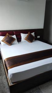 王舍城Hotel Shree Krishna Palace的床上有2个枕头
