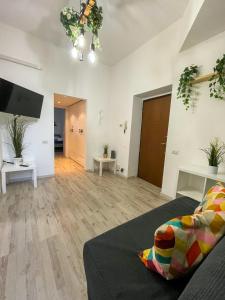 米兰Dea Dreams APARTMENT Piazzale Lodi Wi-Fi Metro a 2 passi的大型客厅设有床铺和电视。