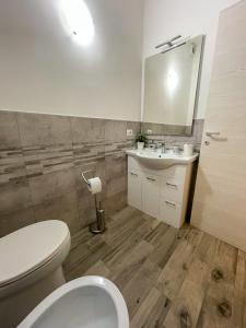 米兰Dea Dreams APARTMENT Piazzale Lodi Wi-Fi Metro a 2 passi的一间带卫生间和水槽的浴室