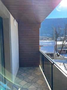 梅斯蒂亚Galash-R的客房设有一个享有雪景的阳台。