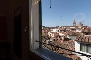 佛罗伦萨Residenza Benizzi rooms in the heart of Florence的从城市的窗户欣赏美景