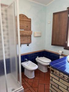 奥罗塞伊Orosei RE - Villa Samuela a 50 m dal mare的一间带卫生间和水槽的浴室