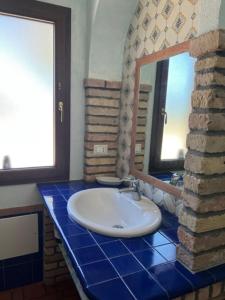 奥罗塞伊Orosei RE - Villa Samuela a 50 m dal mare的一间带水槽和镜子的浴室