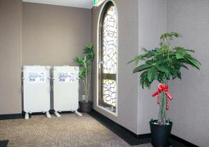 UchinadaHotel Livemax BUDGET Kanazawa-Idaimae的客房设有2台白色冰箱和窗户。