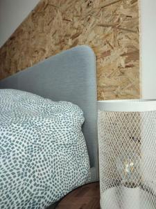 拉马德莱娜La petite Madeleine Paisible - Contemporain - 2Ch的一间卧室设有蓝色的床,铺有木地板。