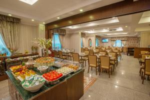 科威特城市之塔酒店的宴会厅配有桌椅,提供自助餐