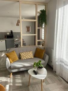布雷斯地区布尔格Studio avec Balcon proche Gare的客厅配有沙发和桌子