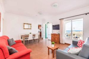 阿雷纳尔登卡斯特尔Vista Arenal的客厅配有红色的沙发和桌子