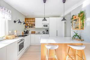 NummelaVilla Björkbacken的厨房配有白色橱柜和白色台面