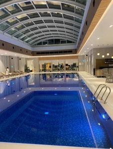 巴统Alliance Palace Sea view Apartment的一座带天花板的大型游泳池