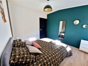 韦尔内莱班Appartement l'Insolite的一间卧室配有一张大床和枕头