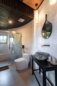 萨帕Sapa Farmstay的浴室配有卫生间、盥洗盆和淋浴。