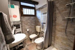 威尼斯Grace Apartment in Venice的浴室配有卫生间、盥洗盆和淋浴。