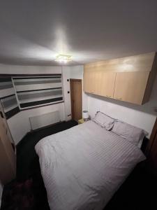 5- bed gem in Barnet short let luxury awaits客房内的一张或多张床位