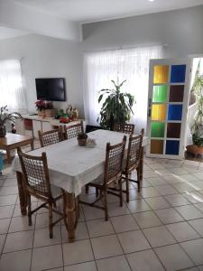 乌巴图巴Tartaruga Marinha Guest House的一间配备有白色桌椅的用餐室