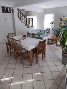 乌巴图巴Tartaruga Marinha Guest House的客厅配有餐桌和椅子