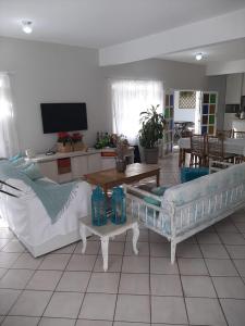 乌巴图巴Tartaruga Marinha Guest House的客厅配有两张沙发和一台电视机