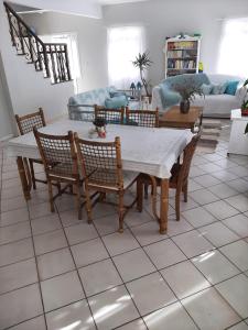 乌巴图巴Tartaruga Marinha Guest House的客厅配有桌椅