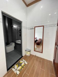 Cao LãnhNhà nghỉ Quỳnh Như的浴室设有镜子、水槽和浴缸