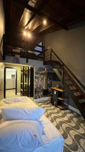 马利西亚斯Hotel La Serena的一间带两张床的卧室和楼梯