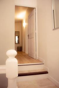 索沃泰尔Gite en Provence proche Avignon的走廊上设有白色门和镜子