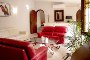 索沃泰尔Gite en Provence proche Avignon的客厅配有红色的沙发和桌子