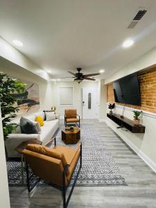 巴尔的摩Cozy home with rooftop deck-downtown baltimore的带沙发和平面电视的客厅