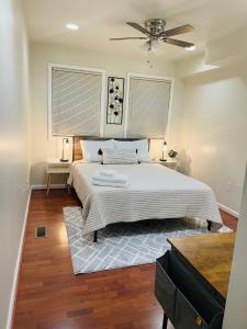 巴尔的摩Cozy home with rooftop deck-downtown baltimore的一间卧室配有一张床和吊扇