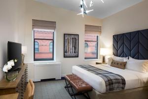 波士顿Hotel Indigo Boston Garden, an IHG Hotel的酒店客房设有一张床、一张书桌和窗户。