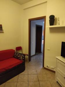 博尔格阿布贾诺Casina di mezzo的一间带红色沙发的客厅和门廊