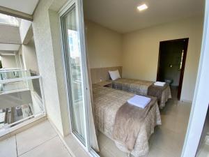 伊瓜苏Residencial Shalfa的酒店客房设有两张床和一个阳台。