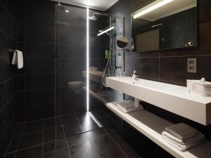 斯帕Le 24 Hotel的一间带水槽和镜子的浴室