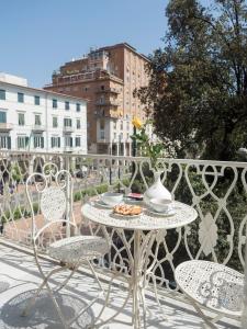 斯培西亚维亚尼住宅旅馆的阳台上配有白色的桌椅