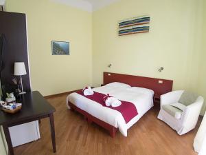 斯培西亚维亚尼住宅旅馆的一间卧室配有一张床、一张桌子和一把椅子