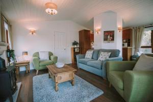 巴洛赫Walled Garden Lodges Loch Lomond的客厅配有两张沙发和一张桌子