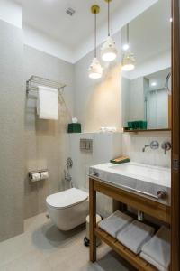 第比利斯Khedi Hotel by Ginza Project的一间带卫生间、水槽和镜子的浴室