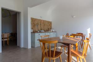 埃武拉Quinta do Santo - Évora的厨房以及带木桌和椅子的用餐室。