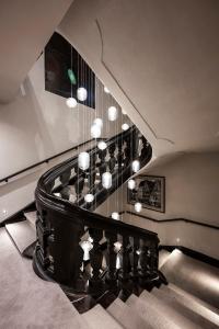 丁克尔斯比尔HOTEL & SPA Goldene Rose的楼梯上放着一束吊灯