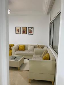 马赫迪耶Lovely 1-bedroom rental unit with sea view的客厅配有两张沙发和一张桌子