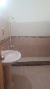 拉合尔Residency Girls Hostel - For Females Only的一间带水槽和淋浴的浴室