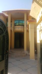 拉合尔Residency Girls Hostel - For Females Only的一座带门廊和阳台的建筑