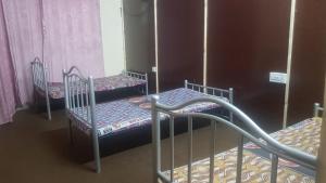拉合尔Residency Girls Hostel - For Females Only的配有两张双层床的宿舍间配有粉红色窗帘