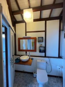 拉特里尼泰B&B Plage Des Raisiniers的浴室配有白色卫生间和盥洗盆。