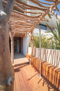 卡诺海滩Villa Ananda - Chandra - Un havre de paix entre mer et étangs的房屋内带凉棚的木甲板